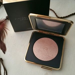 Estee Lauder x Victoria Modern Mercury Highlighter